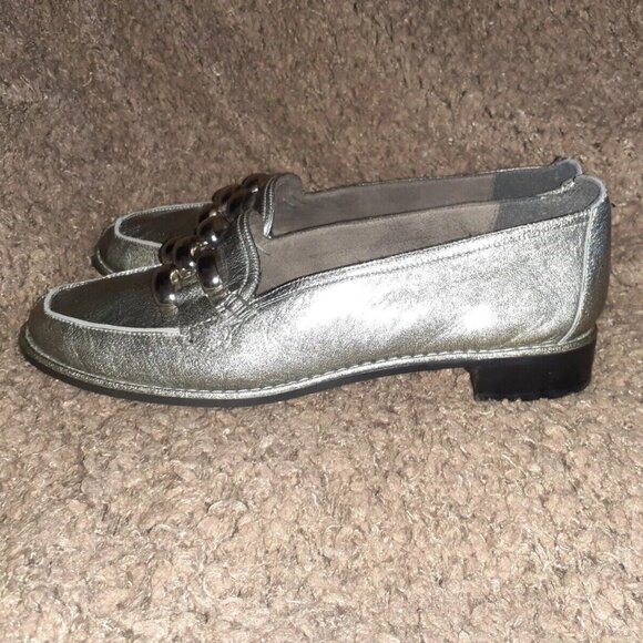 STUART WEITZMAN-Silver Patent Leather-Gloss Coated-Chunky Chain-Sz 8.5-NEAR MINT - Picture 2 of 7